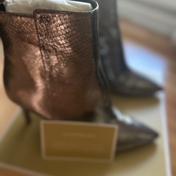 Iridescent BEAUTY - Picture 12 of 16